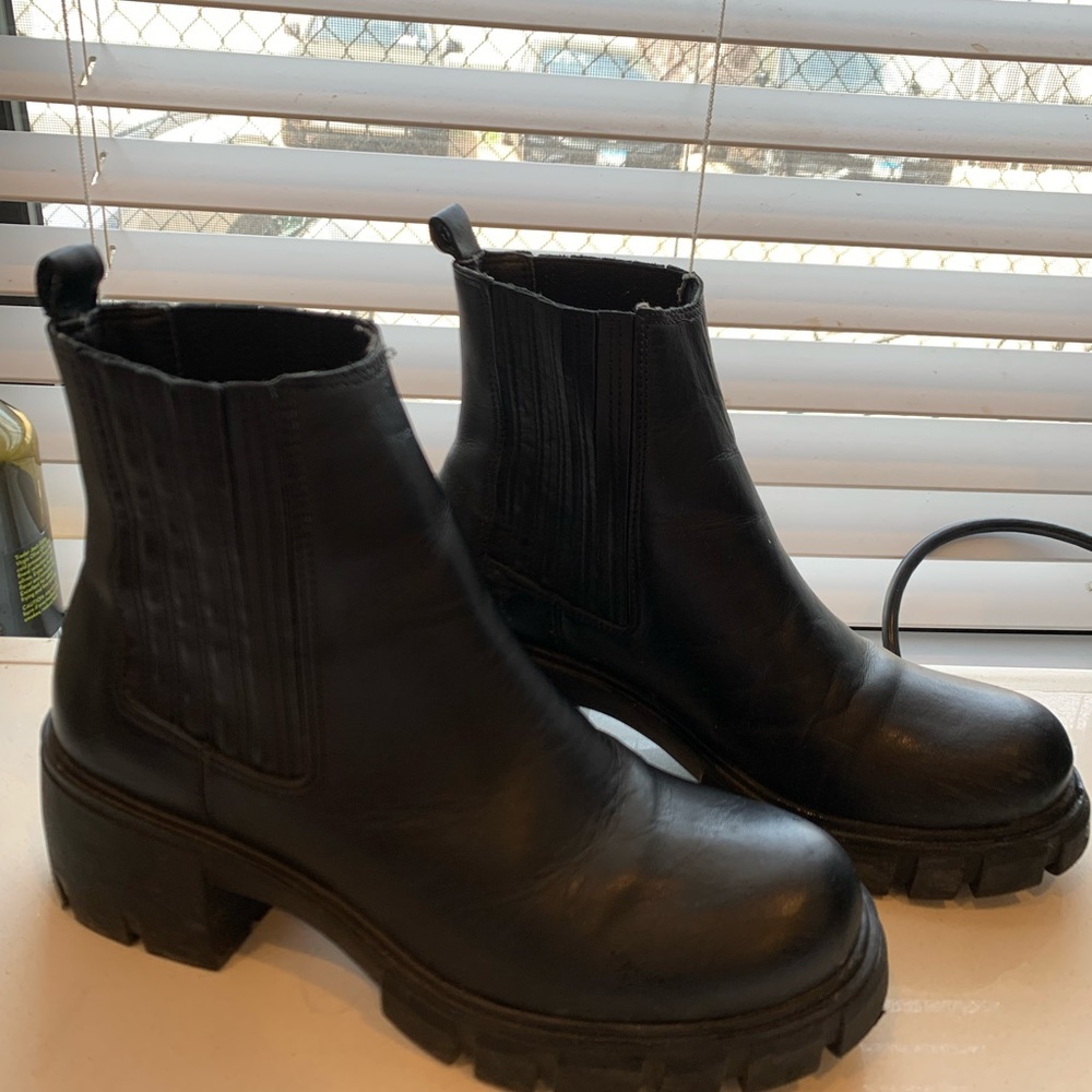 Steve Madden black boots size 8